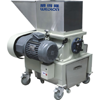 Plastic Grinding Machine-Side-preme lenta (a bassa velocità) in plastica rettificatrice è importante per la granulazione dei vari corridori, canali di colata e disertò prodotti da plastica macchina di stampaggio a iniezione.